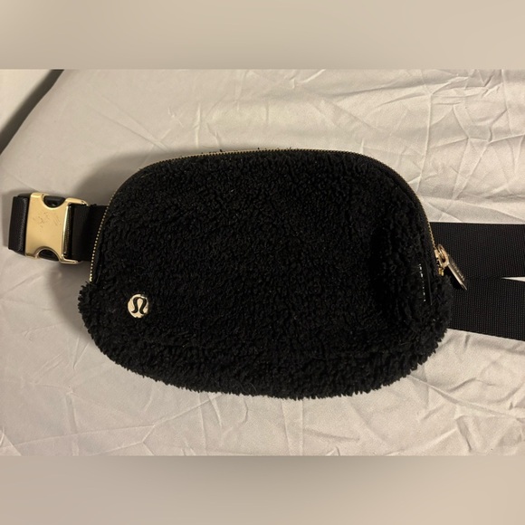 Lululemon Everywhere Belt Bag Fleece - Picture 2 of 5